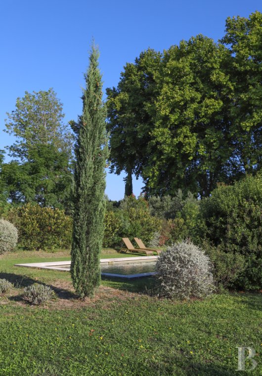 Dans le Vaucluse, au sud-est de Cairanne, une maison dédiée à la villégiature au cœur d’un domaine viticole  - photo  n°31